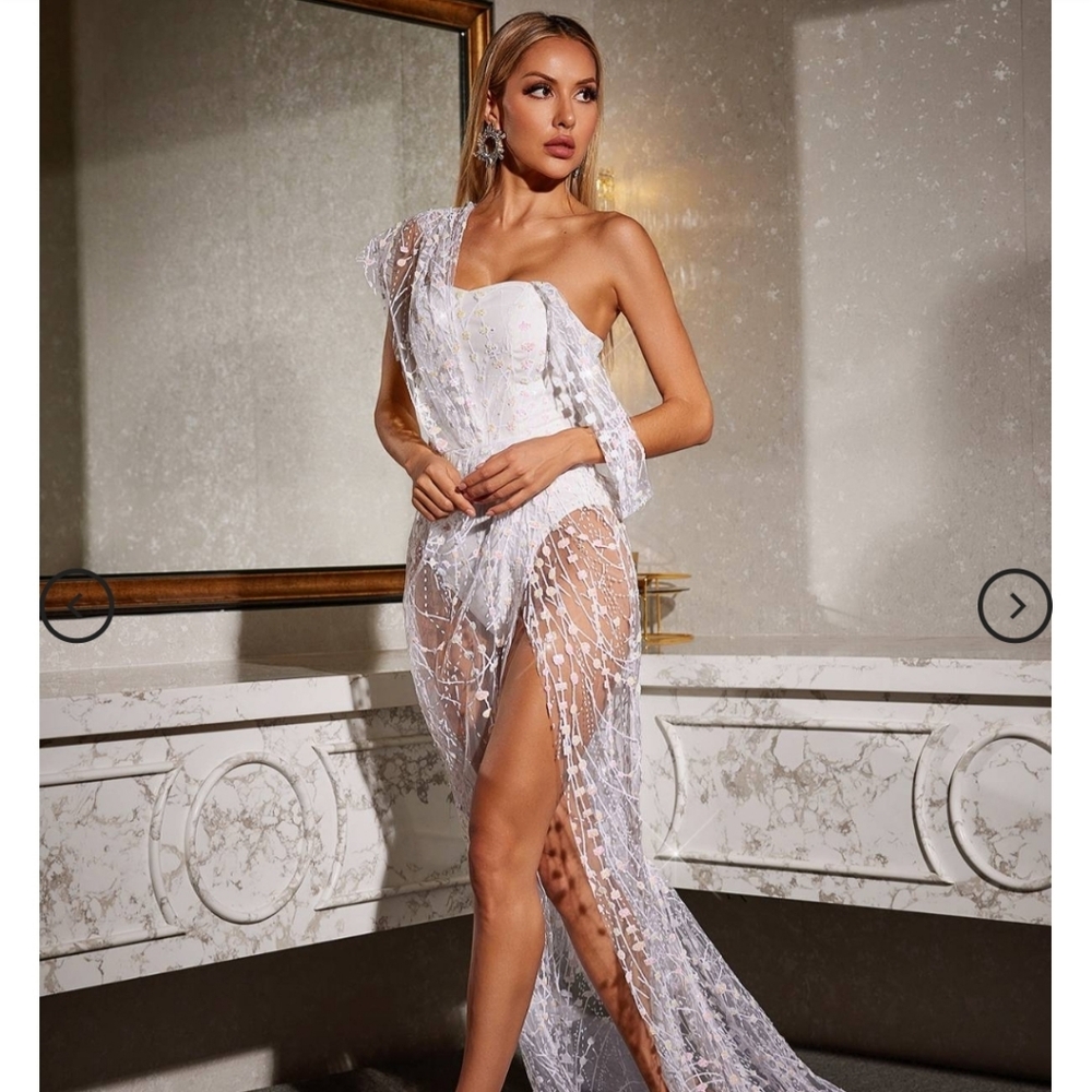 Elegant White Lace Gown - Picture 4 of 6
